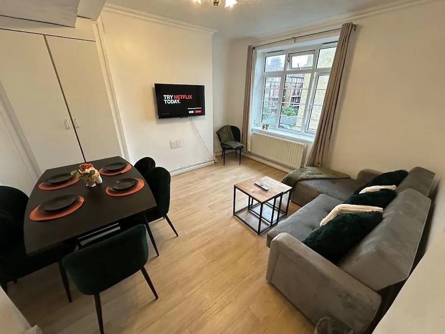 Chic 3 Bedroom Flat Ontower Bridge location