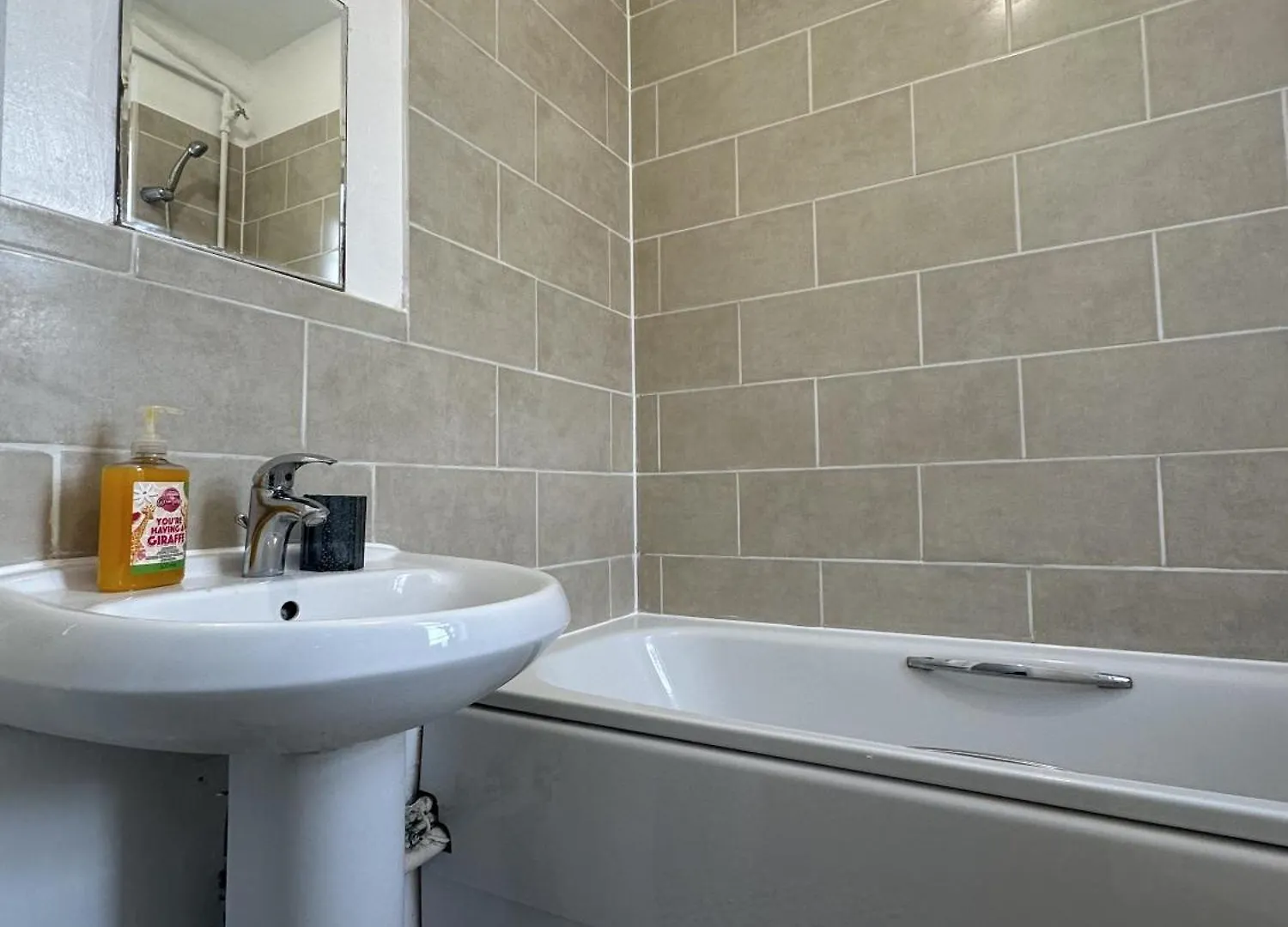 Chic 3 Bedroom Flat Ontower Bridge London Apartment